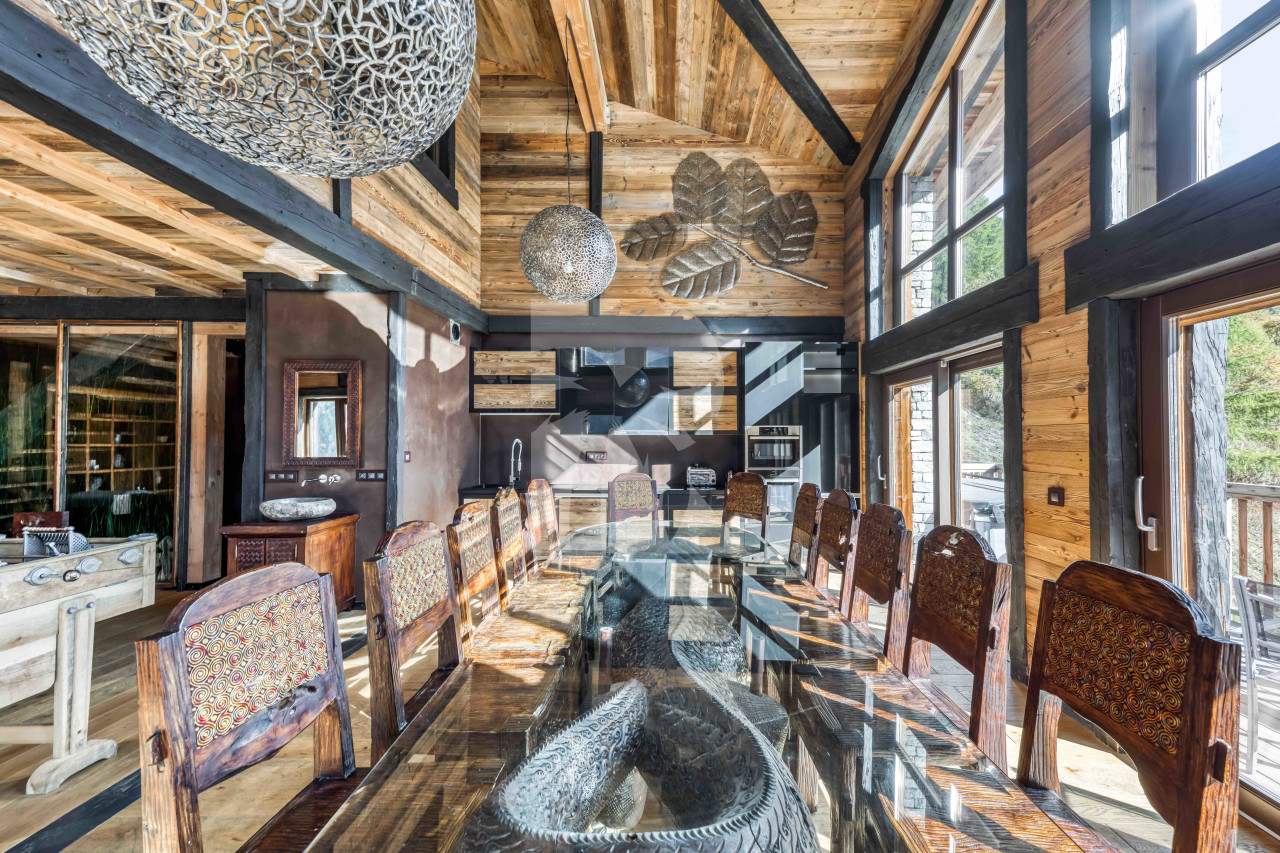 villa in Tignes : Rent this Indonesian decorated chalet walking distance to the lift in Tignes Brevieres - Photo 3