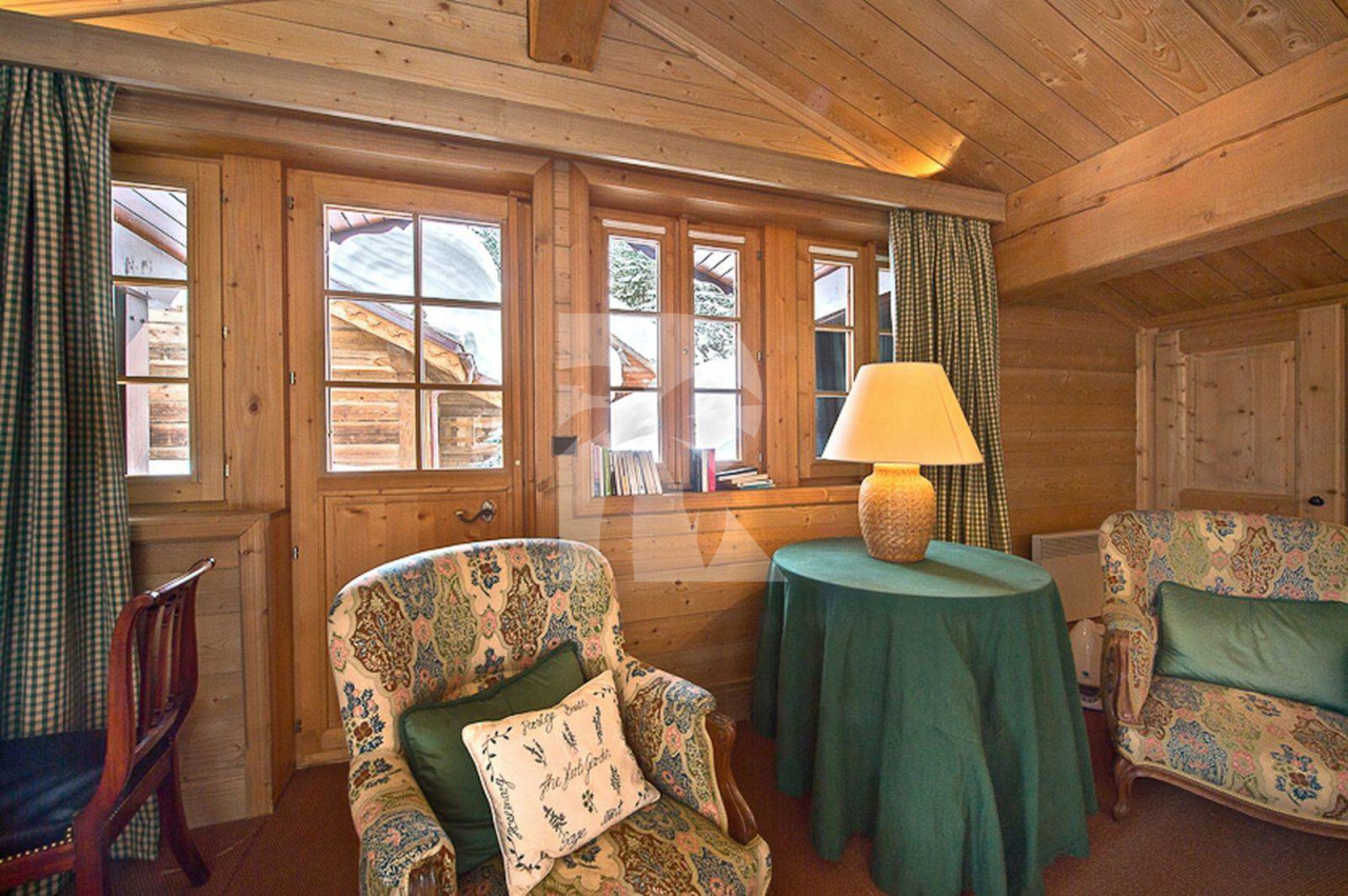 villa in Courchevel : Rent this  typically ski in ski out Savoyard mountain chalet - Photo 10