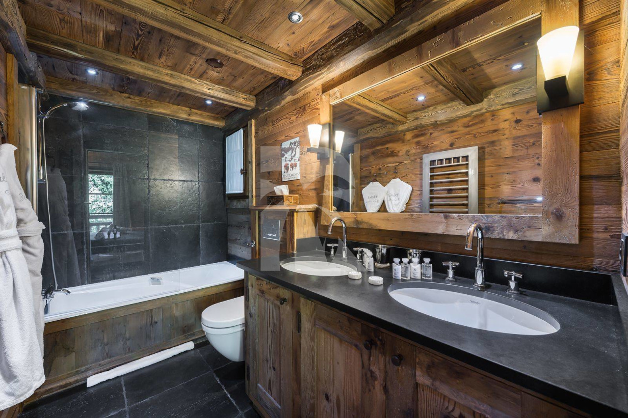 villa in Courchevel : Rent this nearby center of the resort and slopes in Courchevel Village. - Photo 8