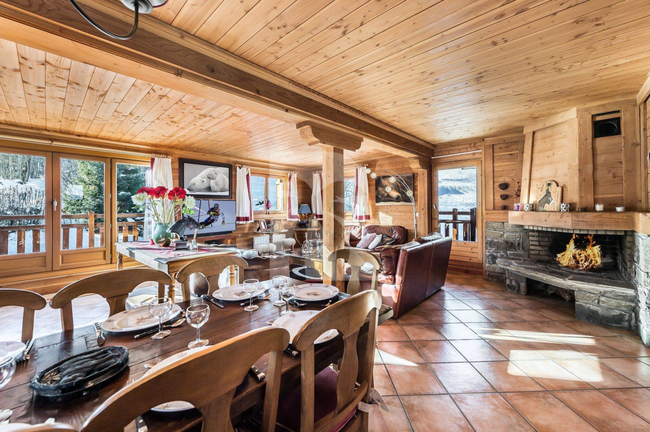 villa in Meribel : Rent this traditional chalet on the slopes for 12 guests in Méribel Le Raffort. - Photo 2
