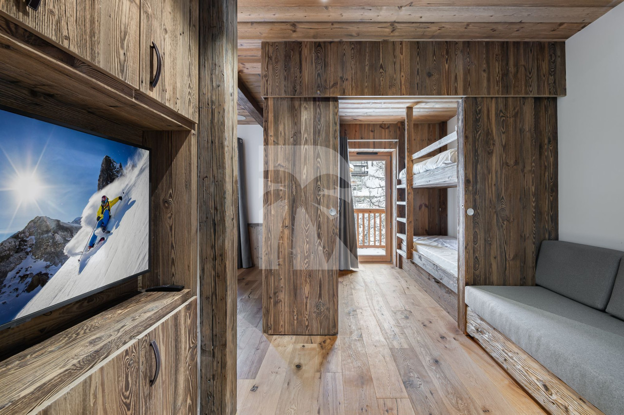 villa in Val d'Isere : Rent this 4 bedrooms chalet located in 'Le Fornet' with a sauna and jacuzzi. - Photo 7