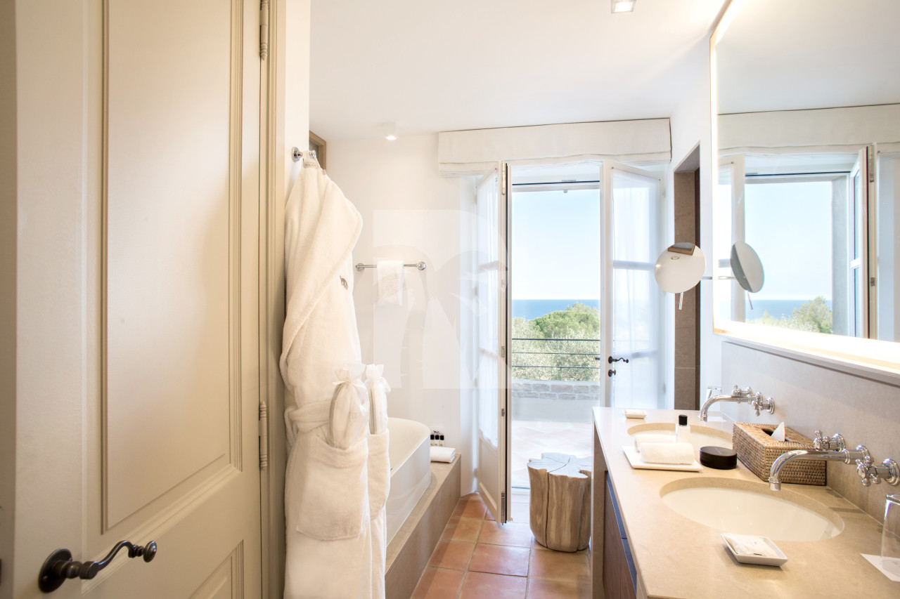 villa in St Tropez : Rent this wonderful luxurious provencal villa in a domain close to St Tropez for 10 guests. - Photo 11