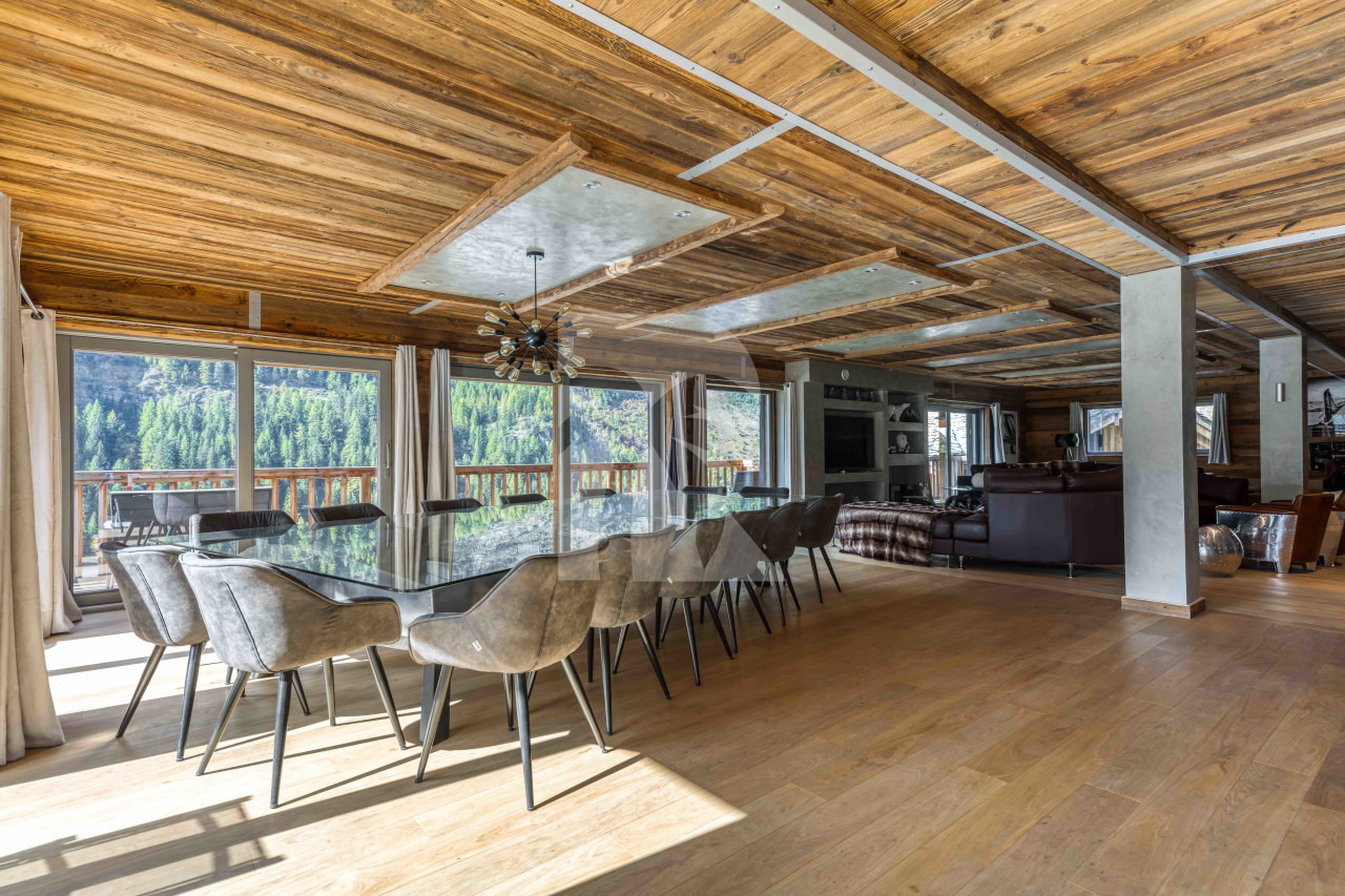 villa in Tignes : Rent this unique chalet which can accommodate up to 14 guests with a aircraft decoration. - Photo 3