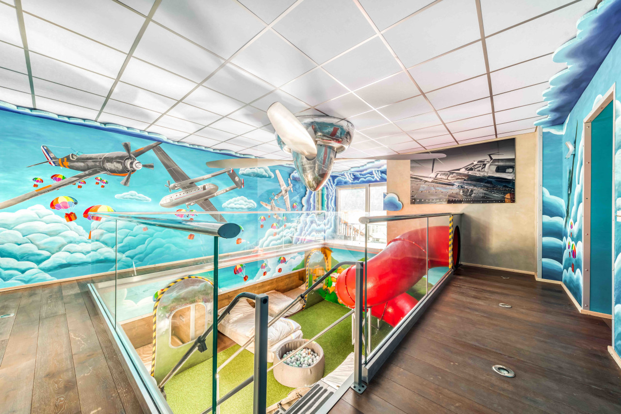 villa in Tignes : Rent this unique chalet which can accommodate up to 14 guests with a aircraft decoration. - Photo 8