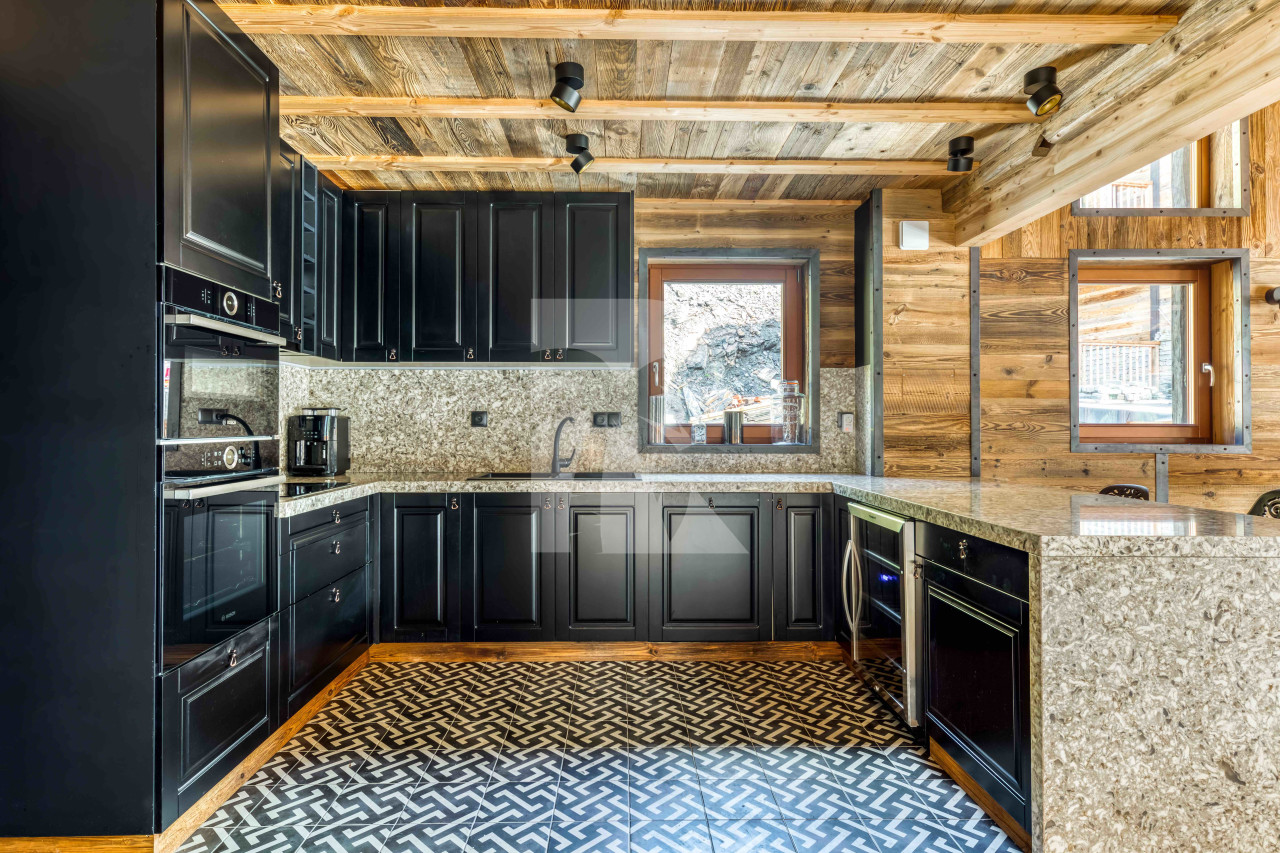 villa in Tignes : Rent this luxurious chalet designed with graffiti street art - Photo 7
