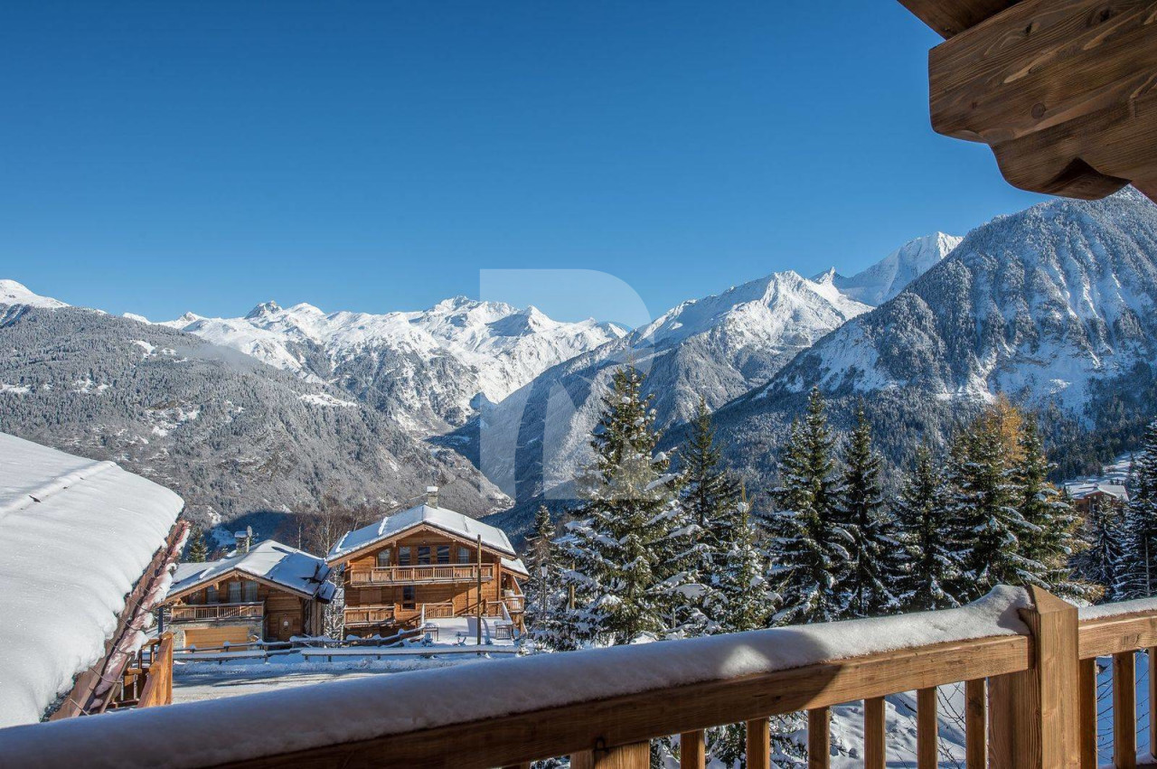 villa in Courchevel : Rent this beautiful new chalet decorated in traditional style in Courchevel Village. - Photo 1