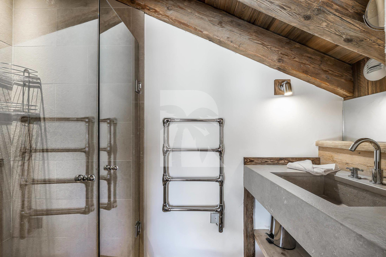 villa in Val d'Isere : Rent this typical chalet located in the Hamlet of Petit Alaska in Val d'Isère. - Photo 11