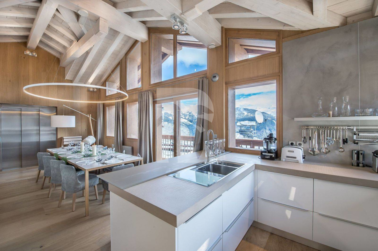 villa in Courchevel : Rent this beautiful new modern chalet in Courchevel Village for 11 guests. - Photo 3