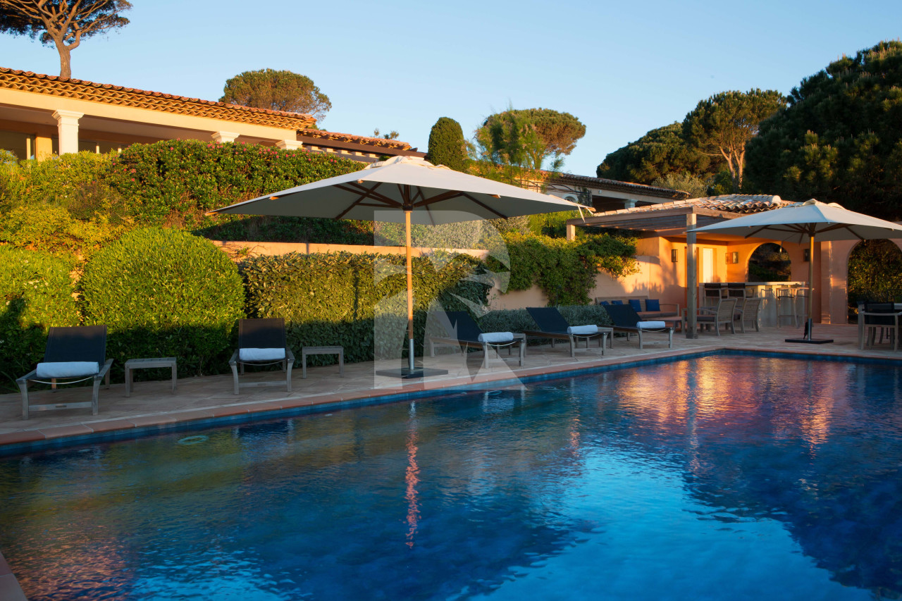 villa in St Tropez : Rent this luxurious provencal property of 460 sqm which can accommodate up to 10 guests. - Photo 3