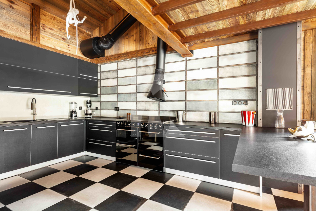 villa in Tignes : Rent this unique chalet for 8 guests located a short walk from the lift. - Photo 6