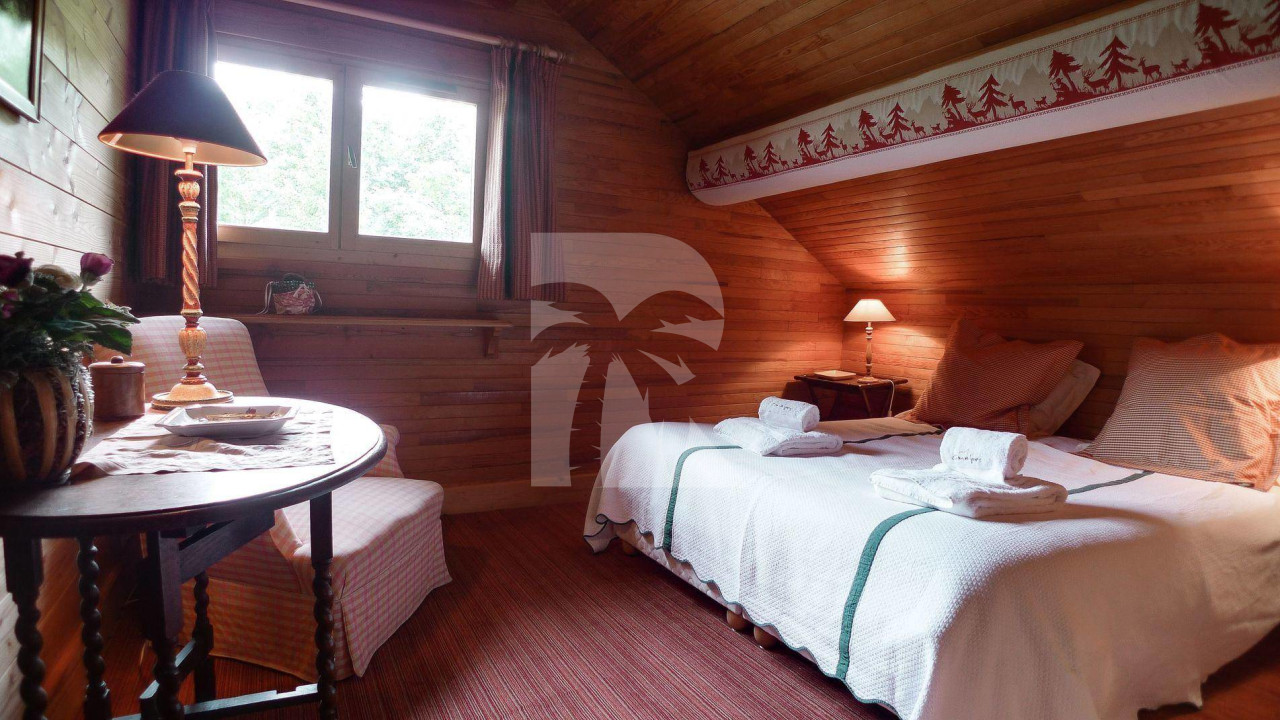 villa in Meribel : Rent this traditional chalet on the slopes for 12 guests in Méribel Le Raffort. - Photo 5