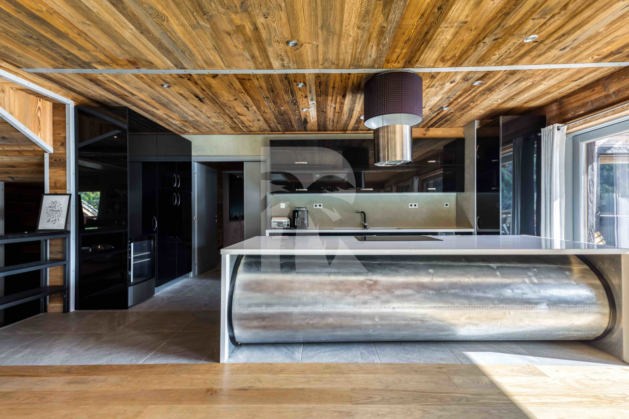 villa in Tignes : Rent this unique chalet which can accommodate up to 14 guests with a aircraft decoration. - Photo 4