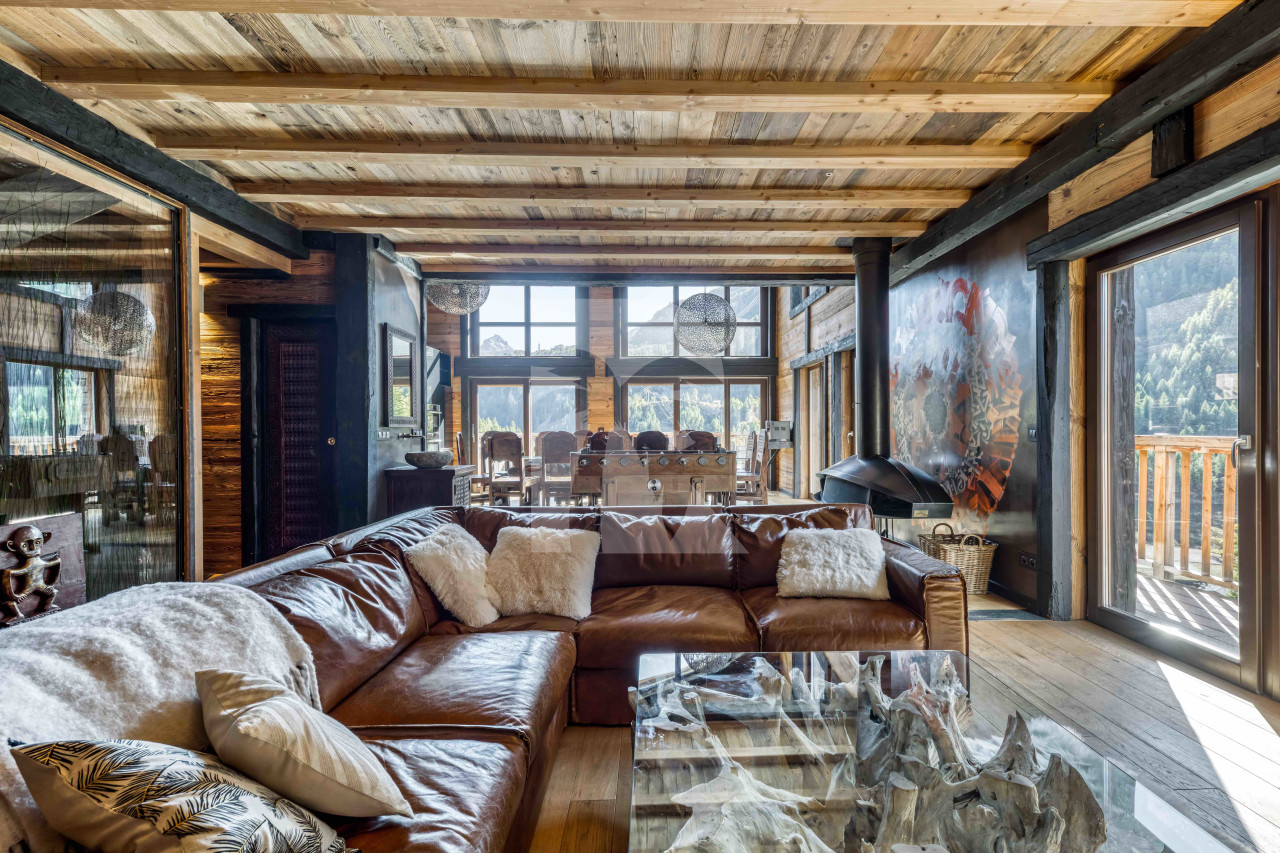 villa in Tignes : Rent this Indonesian decorated chalet walking distance to the lift in Tignes Brevieres - Photo 0