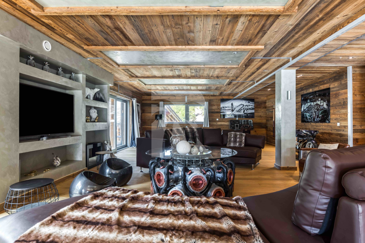 villa in Tignes : Rent this unique chalet which can accommodate up to 14 guests with a aircraft decoration. - Photo 0