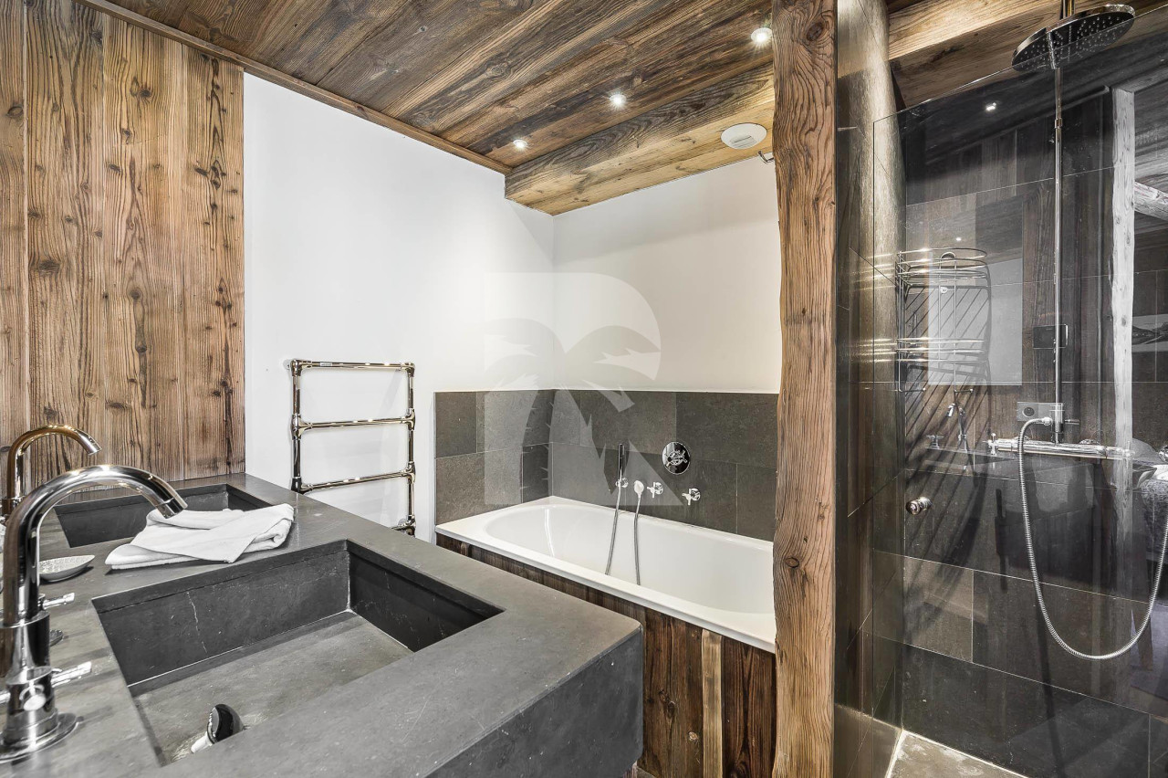 villa in Val d'Isere : Rent this typical chalet located in the Hamlet of Petit Alaska in Val d'Isère. - Photo 7