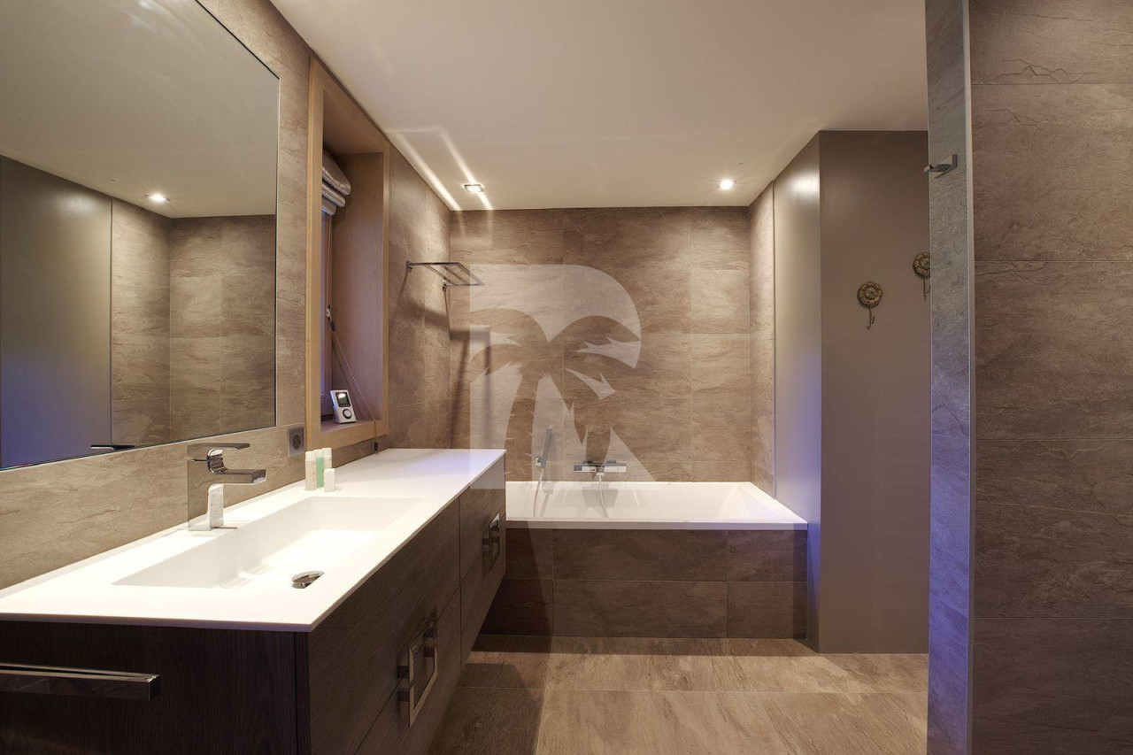 villa in Courchevel : Rent this 4 bedroom chalet in a well-known quiet place in Courchevel Moriond. - Photo 8