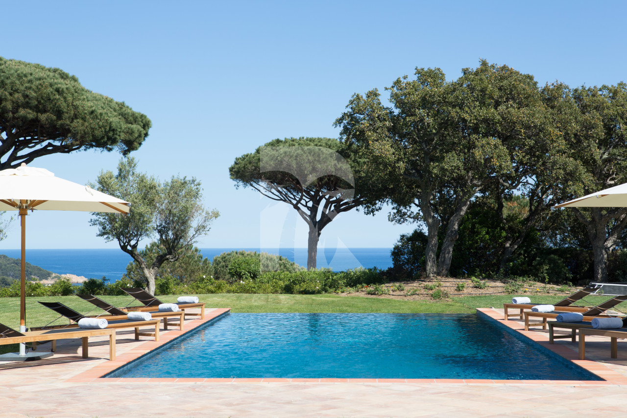villa in St Tropez : Rent this gorgeous villa in a private and secured domain close to the Pampelonne Beaches and St Tropez lifestyle. - Photo 1