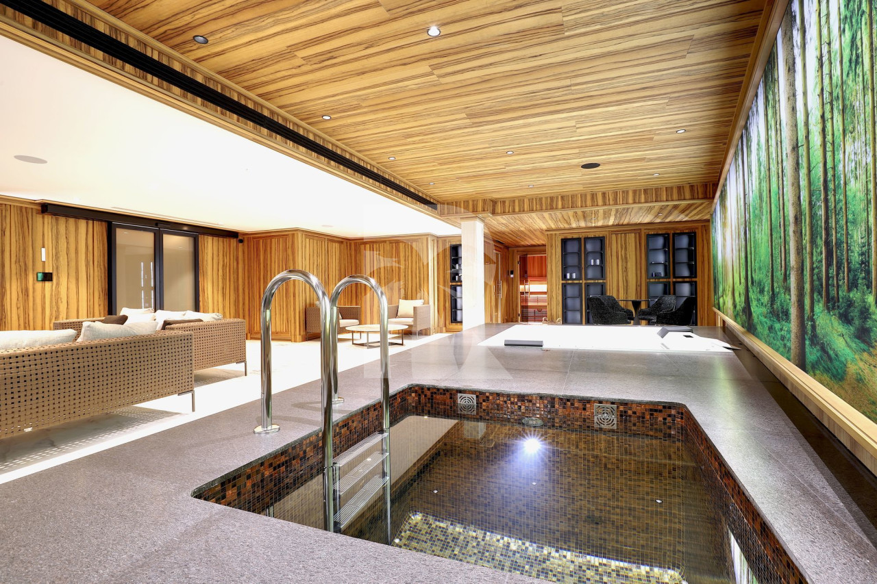 villa in Courchevel : Rent this prestigious chalet nestled in the Cospillot area in Courchevel 1850 which can accommodate 14 guests - Photo 2