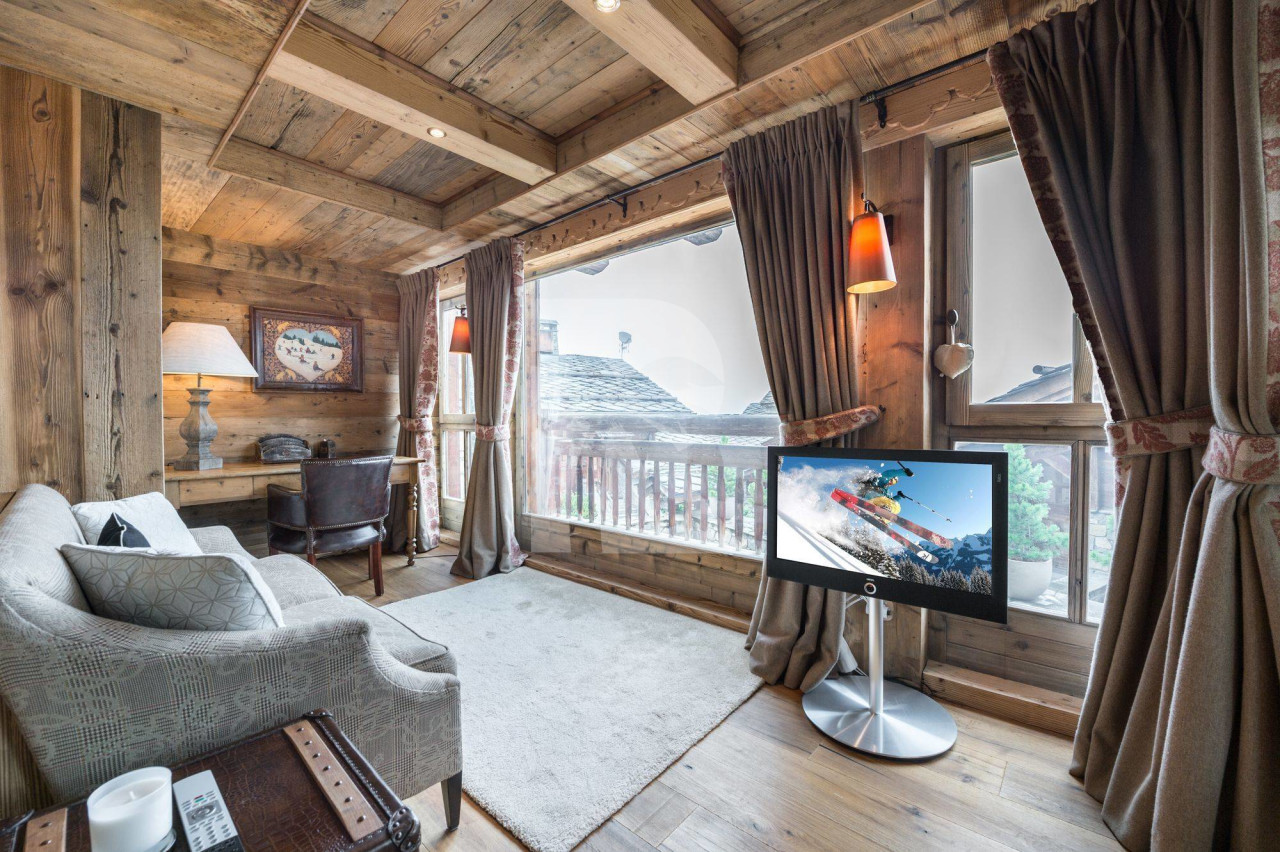 villa in Courchevel : Rent this 6 bedrooms chalet located in the Domain de Bllecôte  in Courchevel 1850. - Photo 6