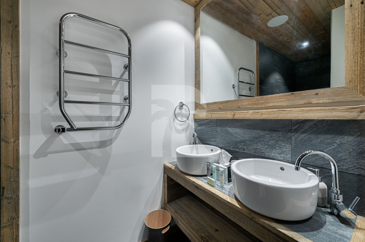 villa in Val d'Isere : Rent this 4 bedrooms chalet located in 'Le Fornet' with a sauna and jacuzzi. - Photo 11