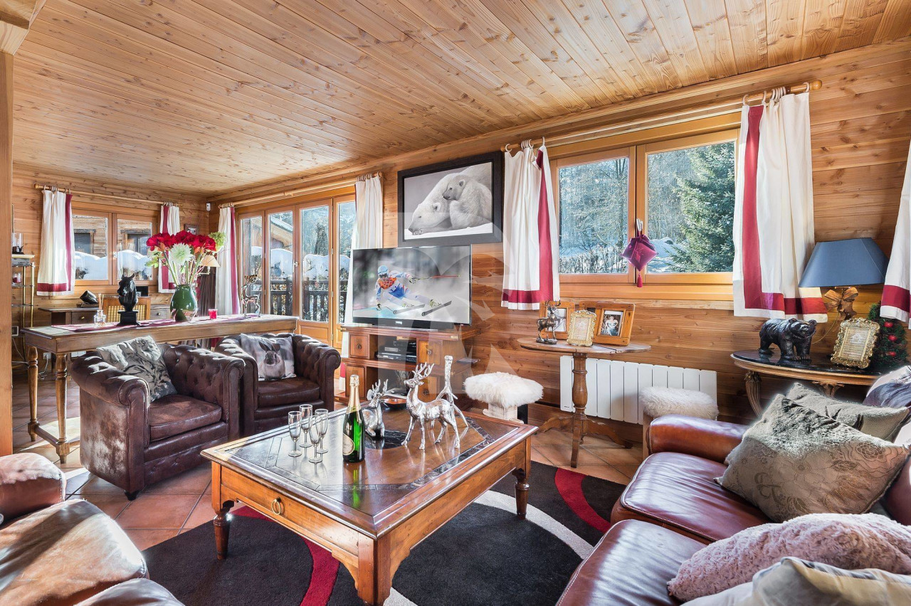 villa in Meribel : Rent this traditional chalet on the slopes for 12 guests in Méribel Le Raffort. - Photo 3
