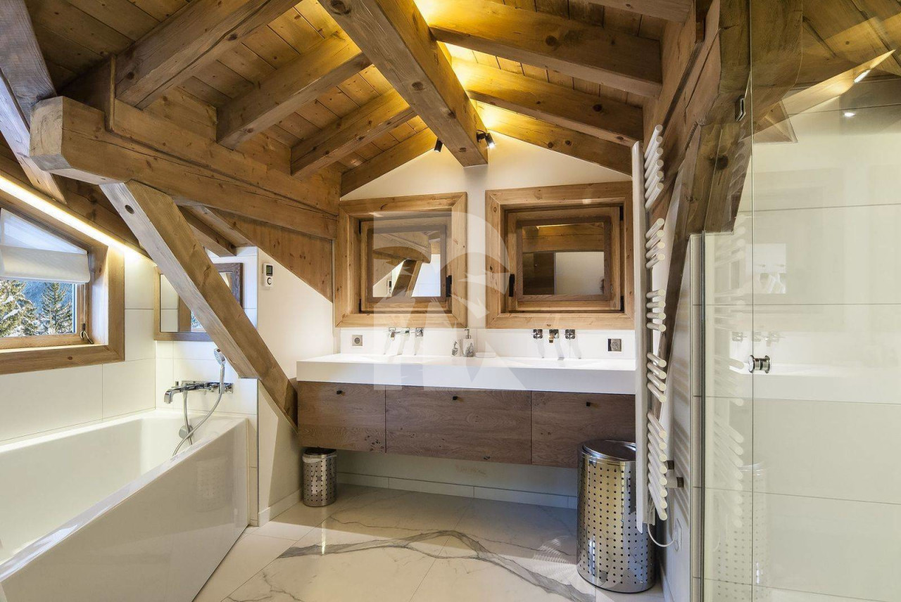 villa in Courchevel : Rent this contemporary and traditional chalet in Courchevel Village for 14 guests. - Photo 11