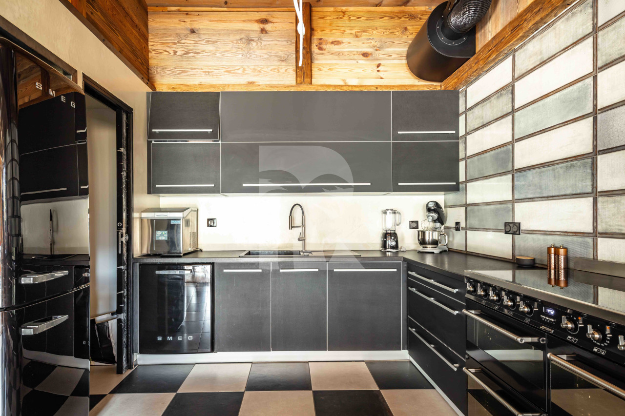 villa in Tignes : Rent this unique chalet for 8 guests located a short walk from the lift. - Photo 5