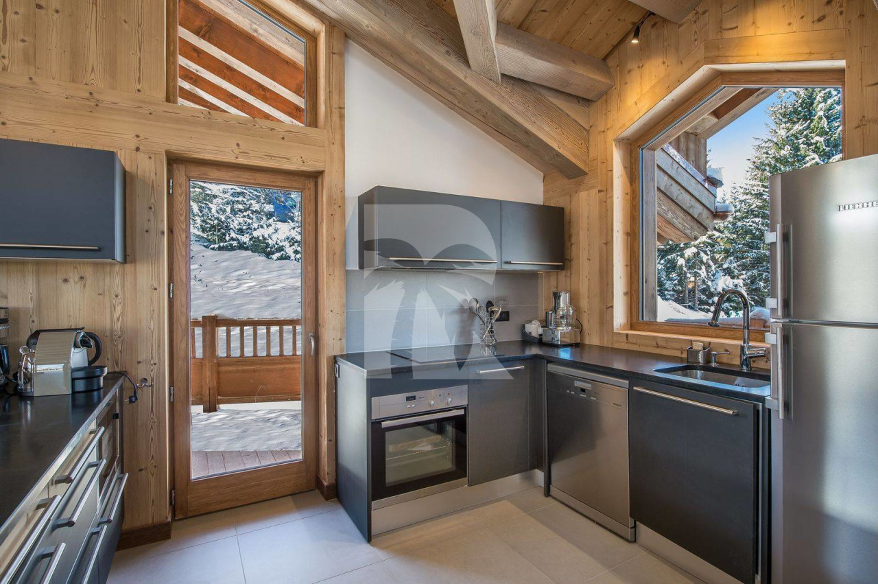 villa in Courchevel : Rent this beautiful new chalet decorated in traditional style in Courchevel Village. - Photo 8