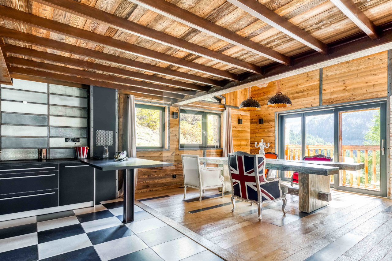 villa in Tignes : Rent this unique chalet for 8 guests located a short walk from the lift. - Photo 2