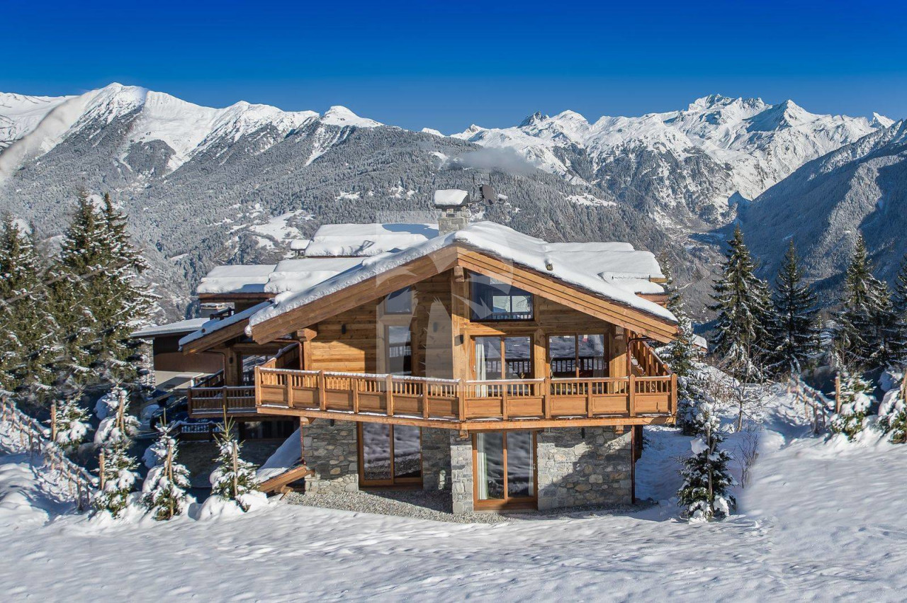 villa in Courchevel : Rent this beautiful new chalet decorated in traditional style in Courchevel Village. - Photo 0
