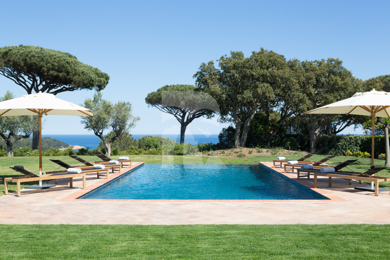 villa in St Tropez : Rent this gorgeous villa in a private and secured domain close to the Pampelonne Beaches and St Tropez lifestyle. - Photo 2