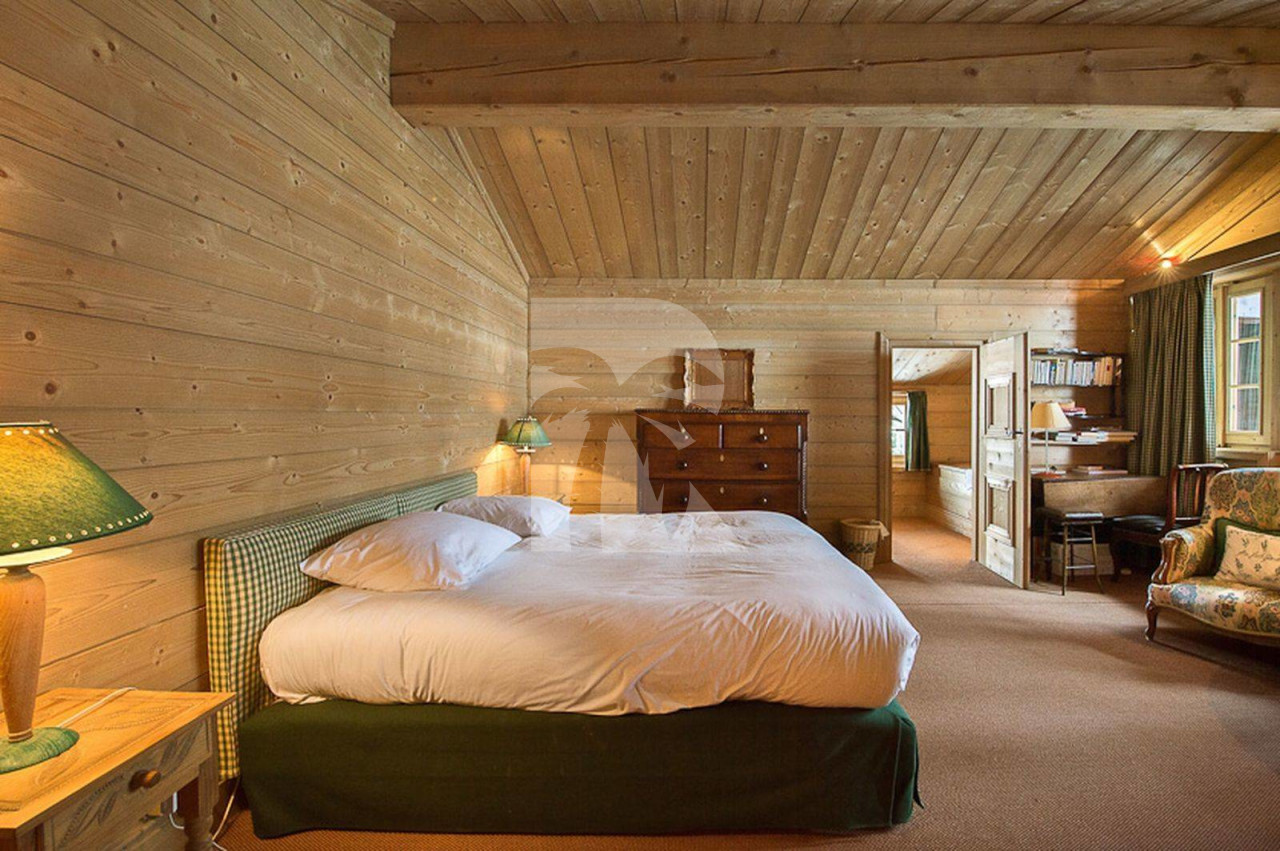 villa in Courchevel : Rent this  typically ski in ski out Savoyard mountain chalet - Photo 8