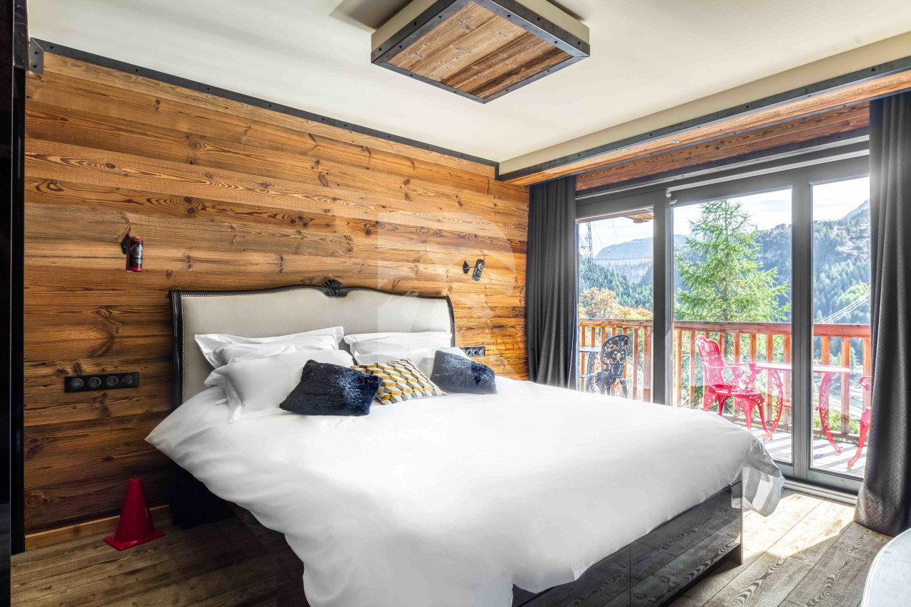 villa in Tignes : Rent this unique chalet for 8 guests located a short walk from the lift. - Photo 11