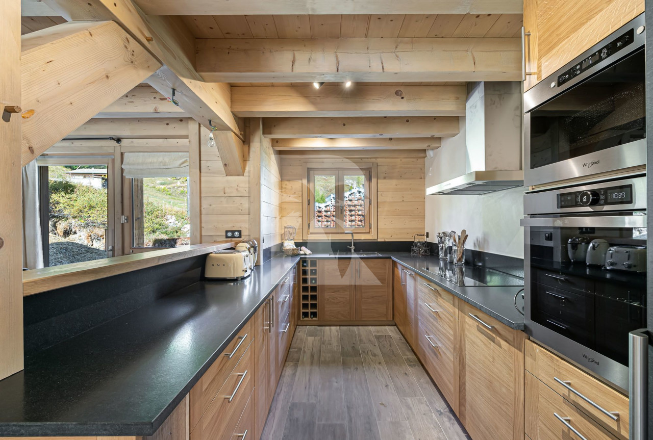 villa in Val d'Isere : Rent this ski in ski out chalet close to the accommodations in Val d'Isère. - Photo 6