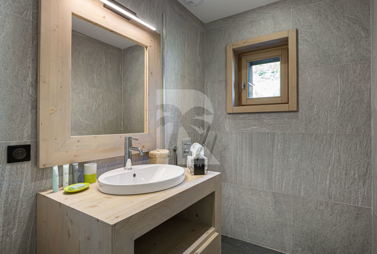 villa in Val d'Isere : Rent this ski in ski out chalet close to the accommodations in Val d'Isère. - Photo 12