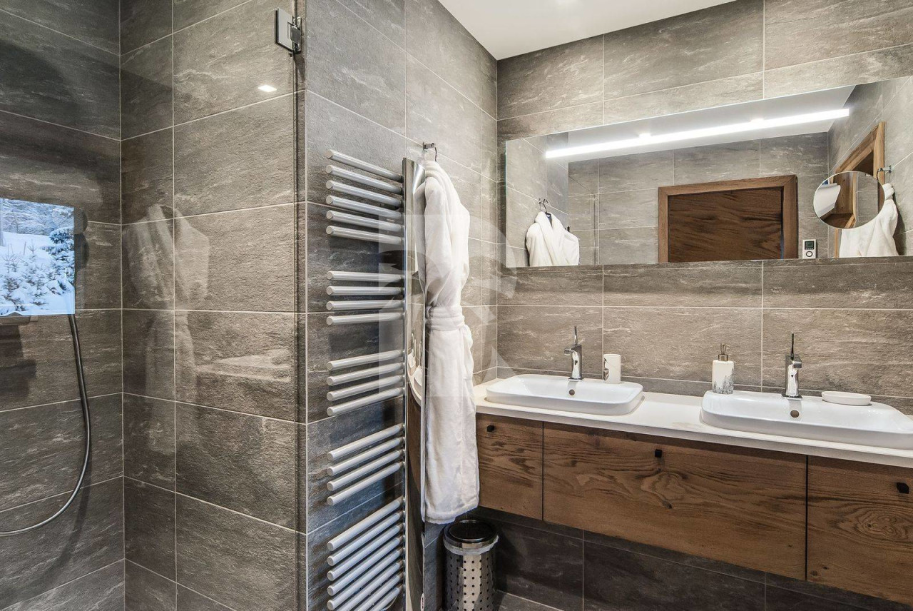 villa in Courchevel : Rent this contemporary and traditional chalet in Courchevel Village for 14 guests. - Photo 12