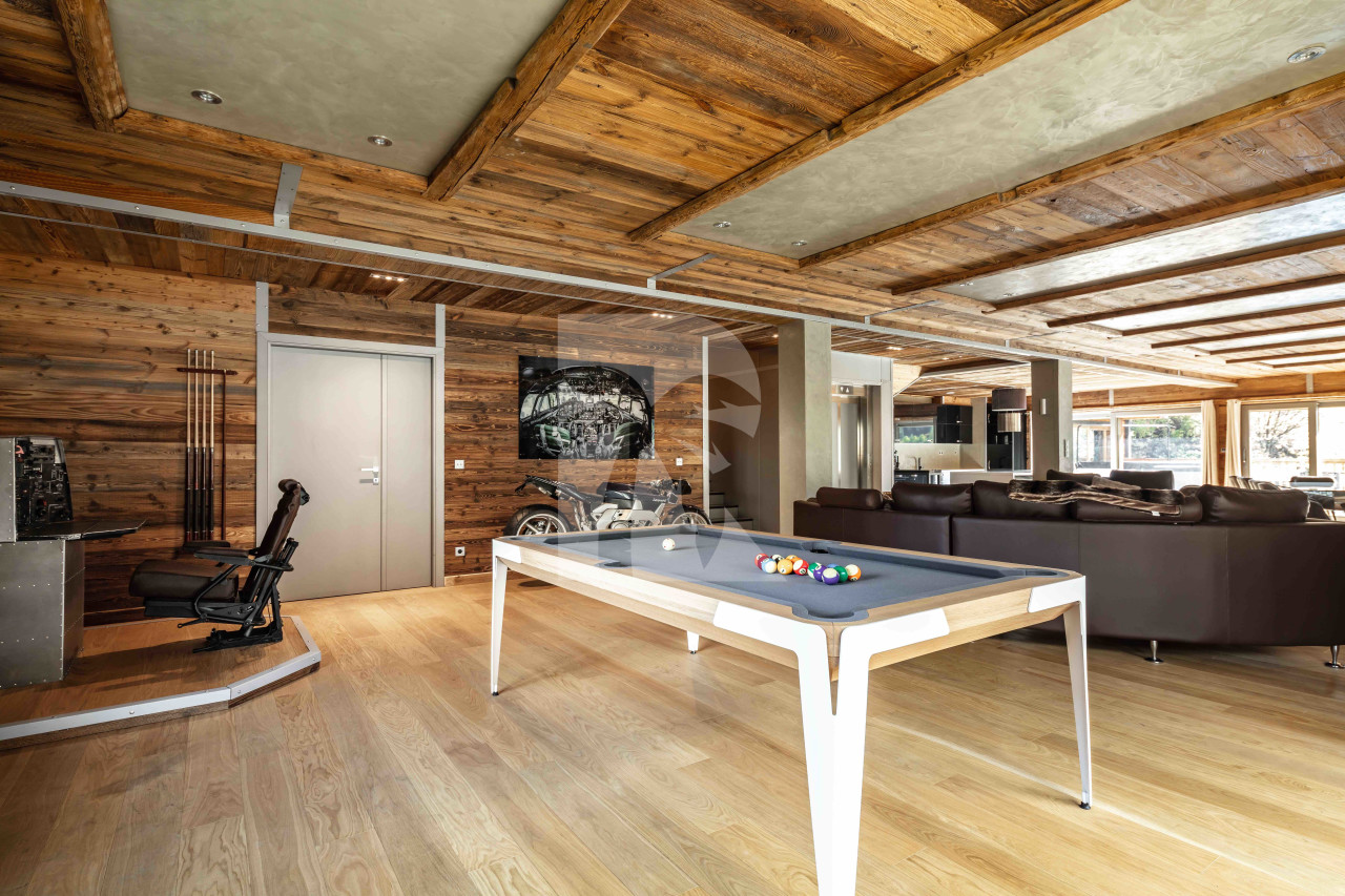 villa in Tignes : Rent this unique chalet which can accommodate up to 14 guests with a aircraft decoration. - Photo 6