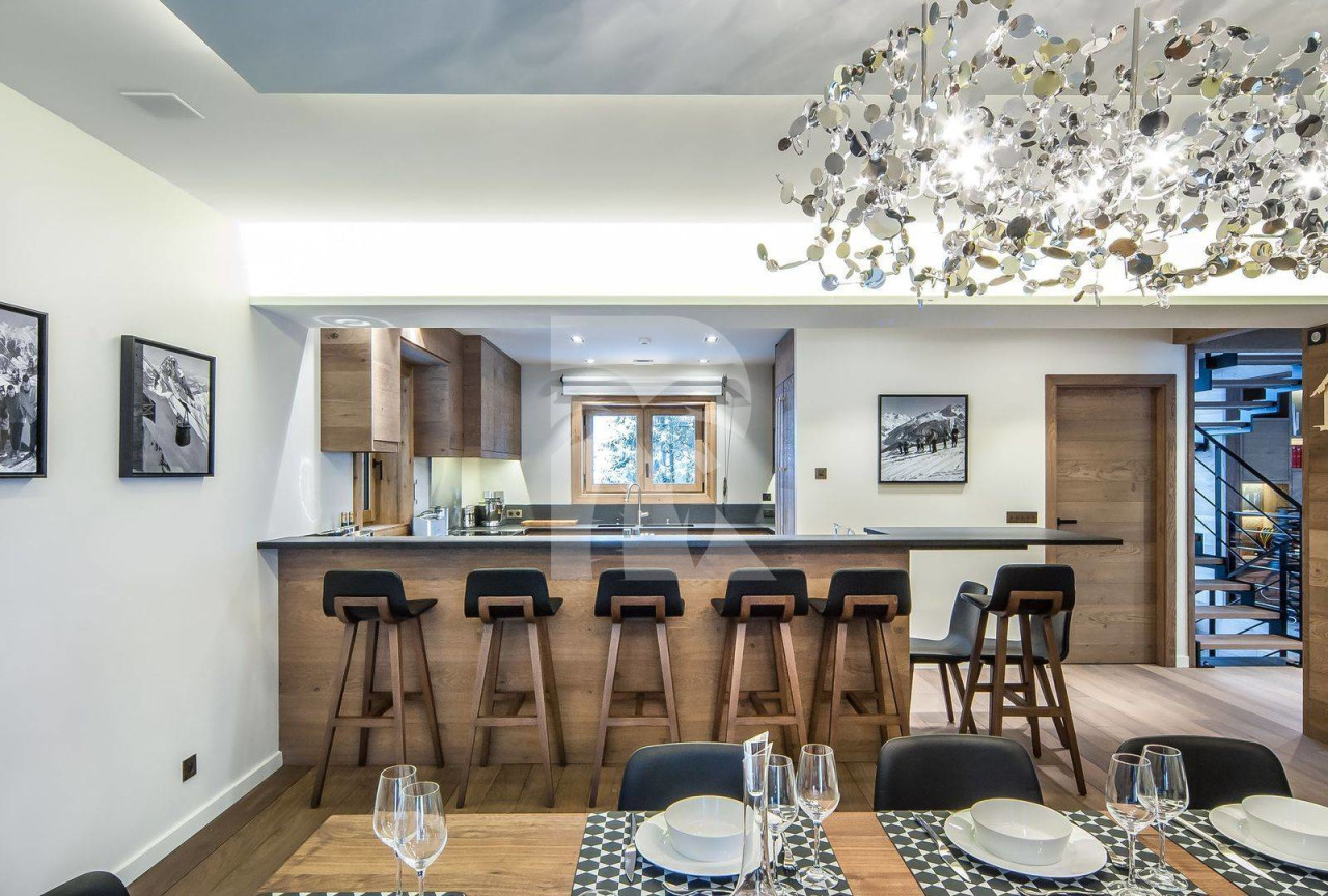 villa in Courchevel : Rent this contemporary and traditional chalet in Courchevel Village for 14 guests. - Photo 4