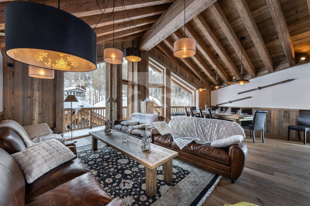 villa in Val d'Isere : Rent this 5 bedroom chalet located close to the slope in Le Fornet, Val d'Isère, with sauna and jacuzzi. - Photo 1