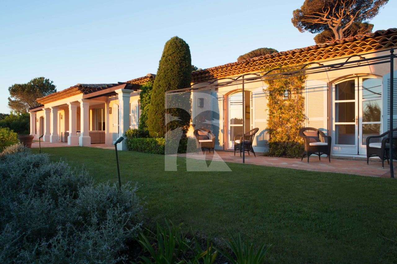 villa in St Tropez : Rent this luxurious provencal property of 460 sqm which can accommodate up to 10 guests. - Photo 4