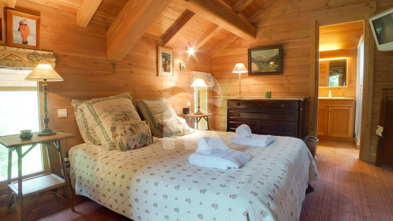villa in Meribel : Rent this traditional chalet on the slopes for 12 guests in Méribel Le Raffort. - Photo 4