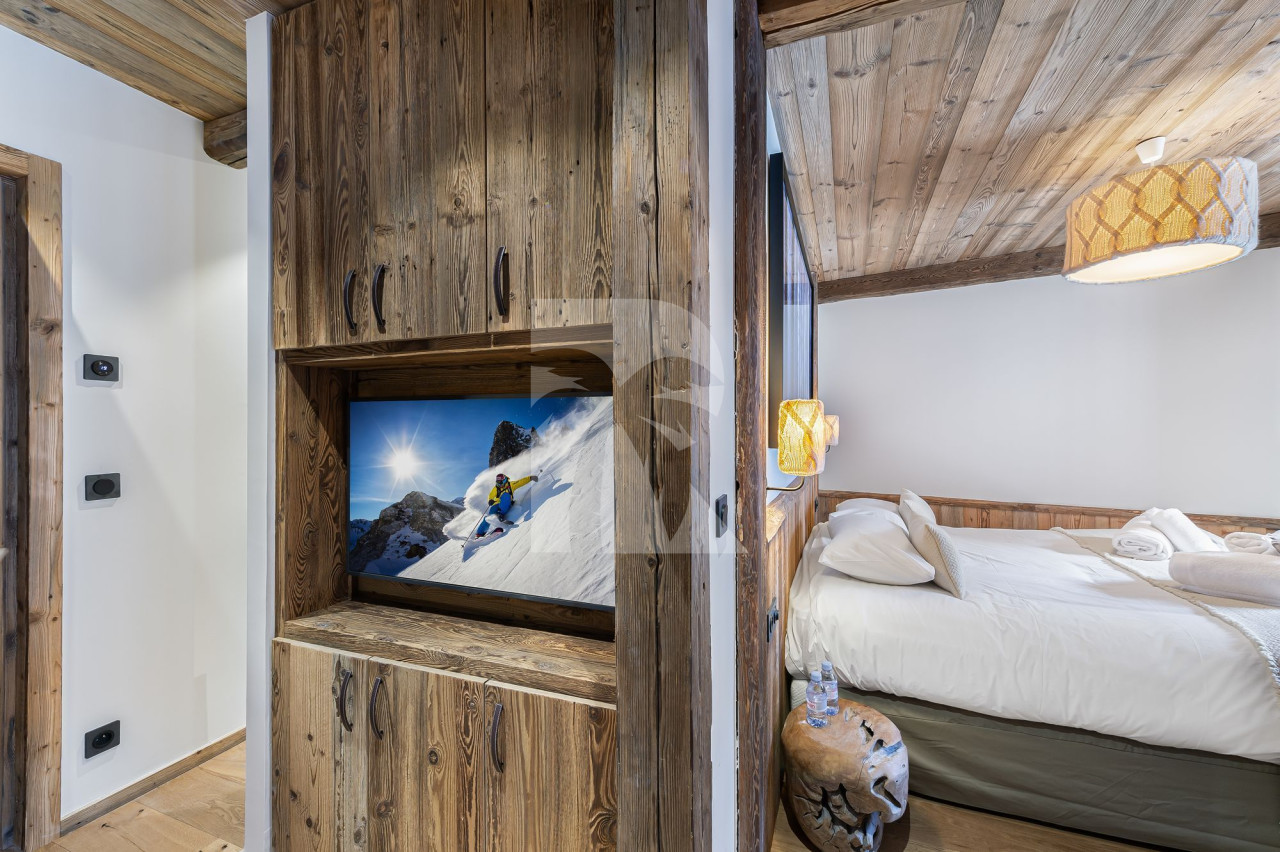 villa in Val d'Isere : Rent this 4 bedrooms chalet located in 'Le Fornet' with a sauna and jacuzzi. - Photo 8