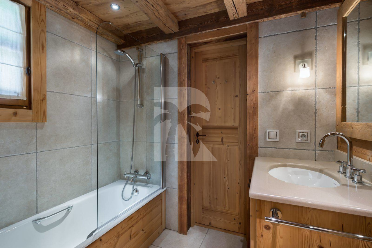 villa in Courchevel : Rent this nearby center of the resort and slopes in Courchevel Village. - Photo 11