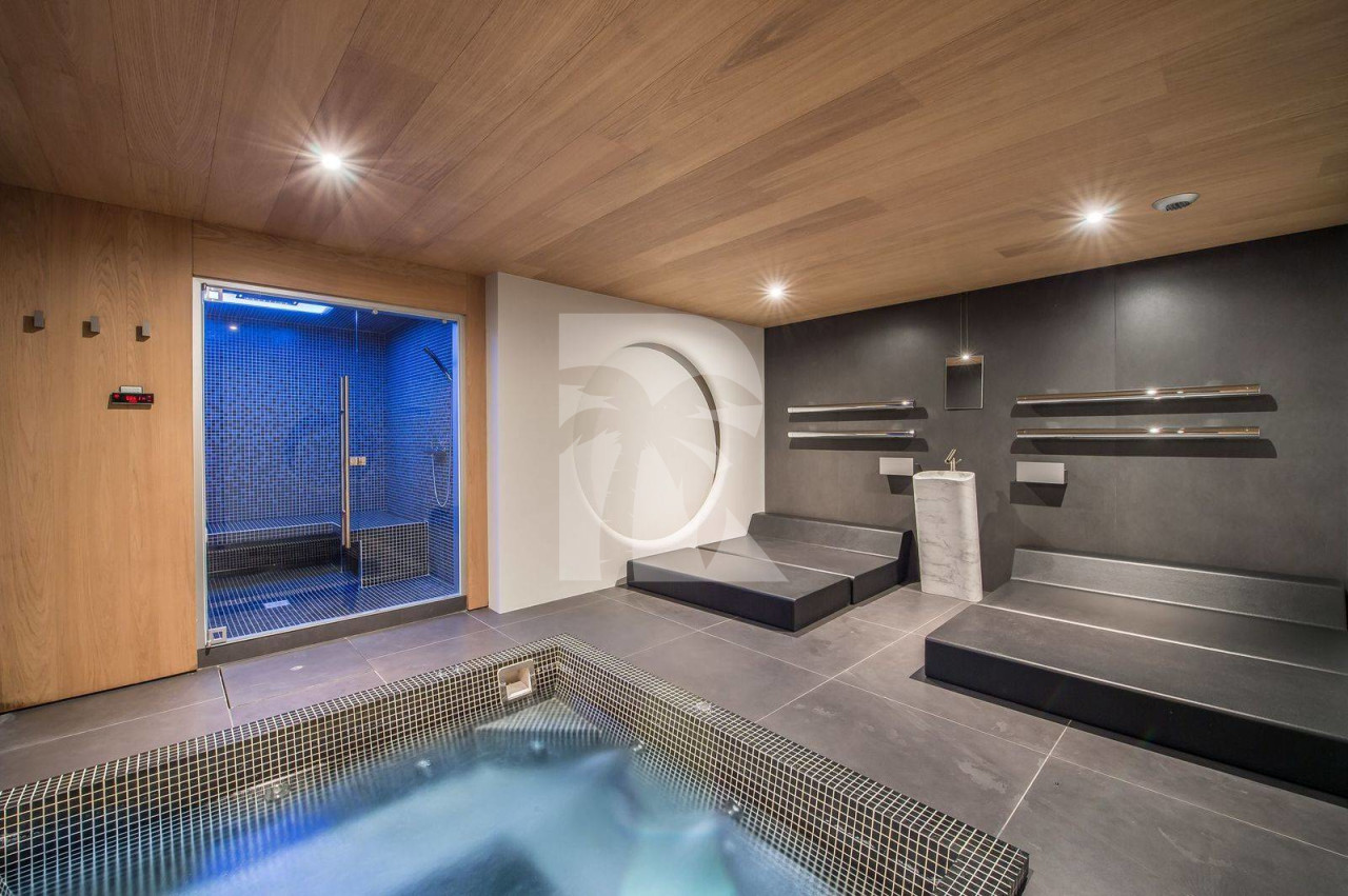 villa in Courchevel : Rent this beautiful new modern chalet in Courchevel Village for 11 guests. - Photo 1