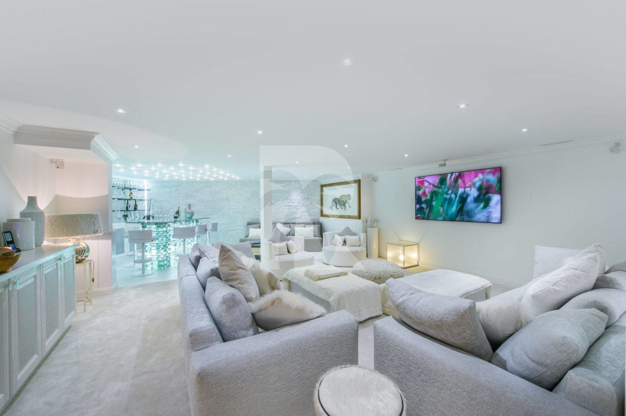 villa in Courchevel : Rent this 6 bedrooms chalet located in Cospillot - Photo 4