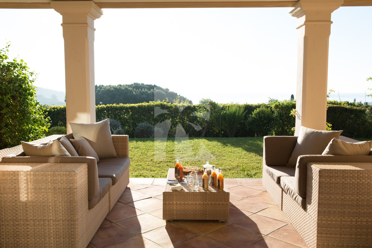 villa in St Tropez : Rent this amazing property with a perfect location near Pampelonne beaches for 8 guests. - Photo 4