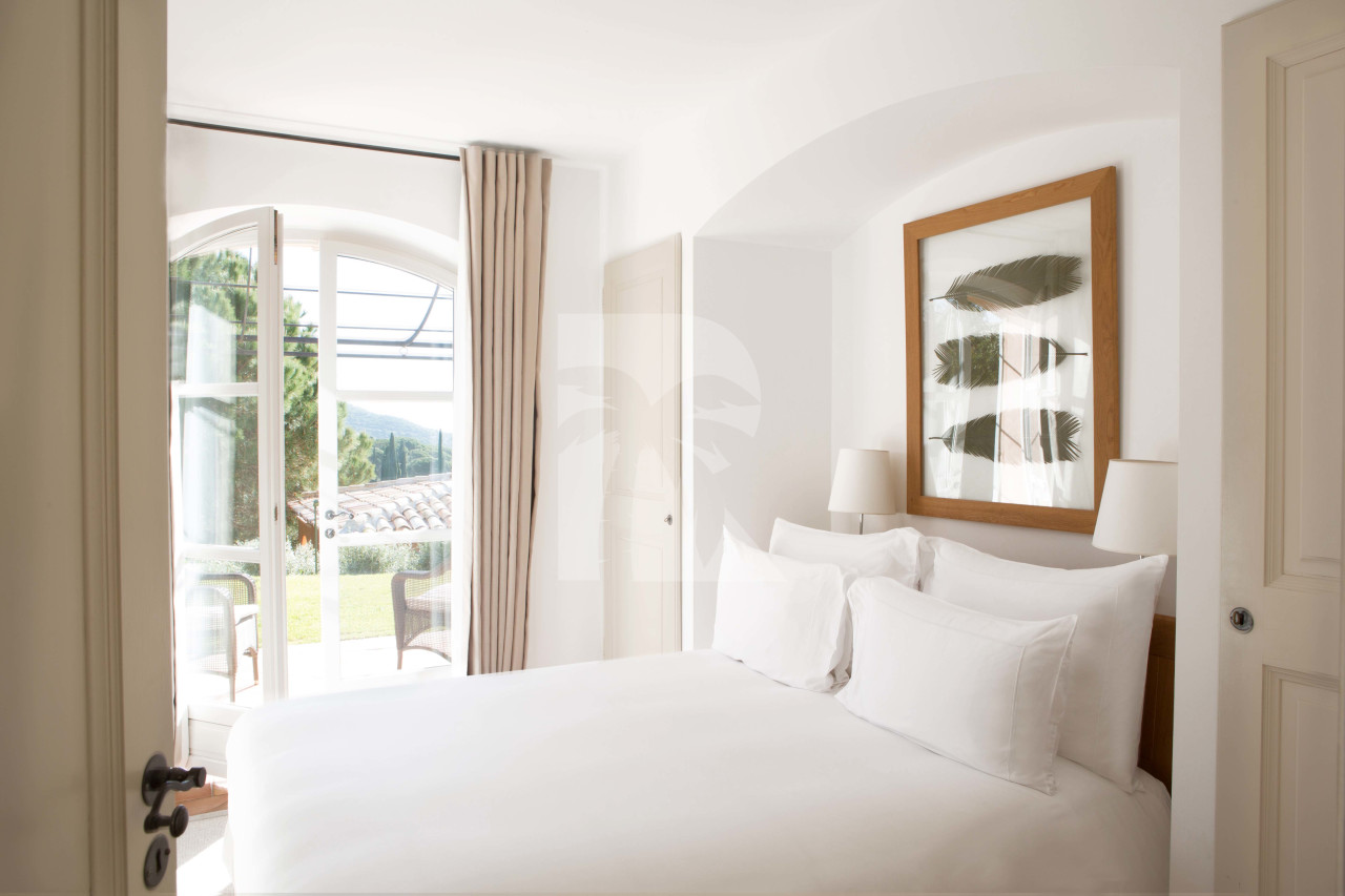villa in St Tropez : Rent this luxurious provencal property of 460 sqm which can accommodate up to 10 guests. - Photo 10