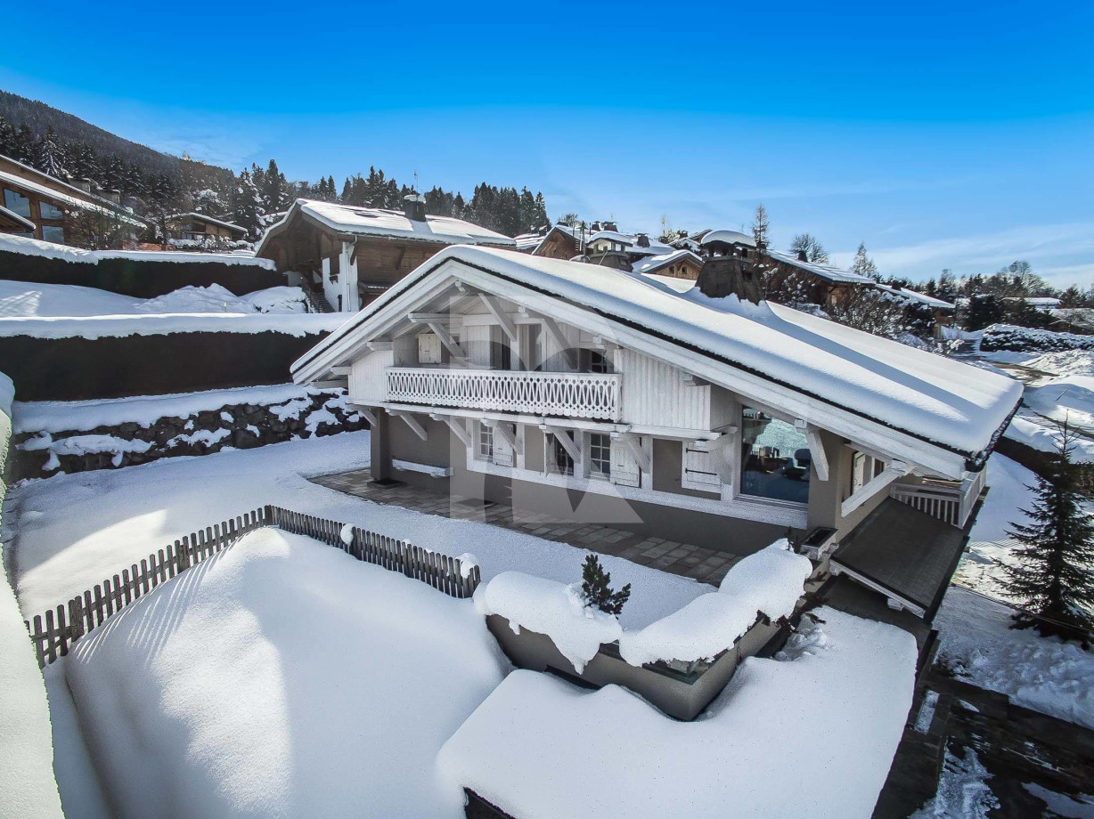 villa in Megeve : Rent this charming chalet fully renovated with contemporary decoration, 70m from the slopes in Princess area. - Photo 0