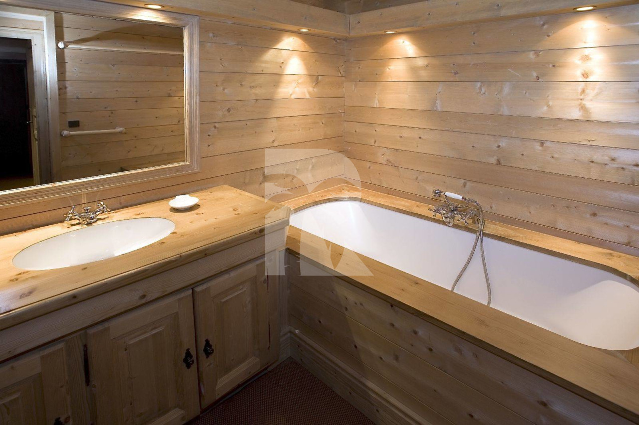 villa in Courchevel : Rent this  typically ski in ski out Savoyard mountain chalet - Photo 12