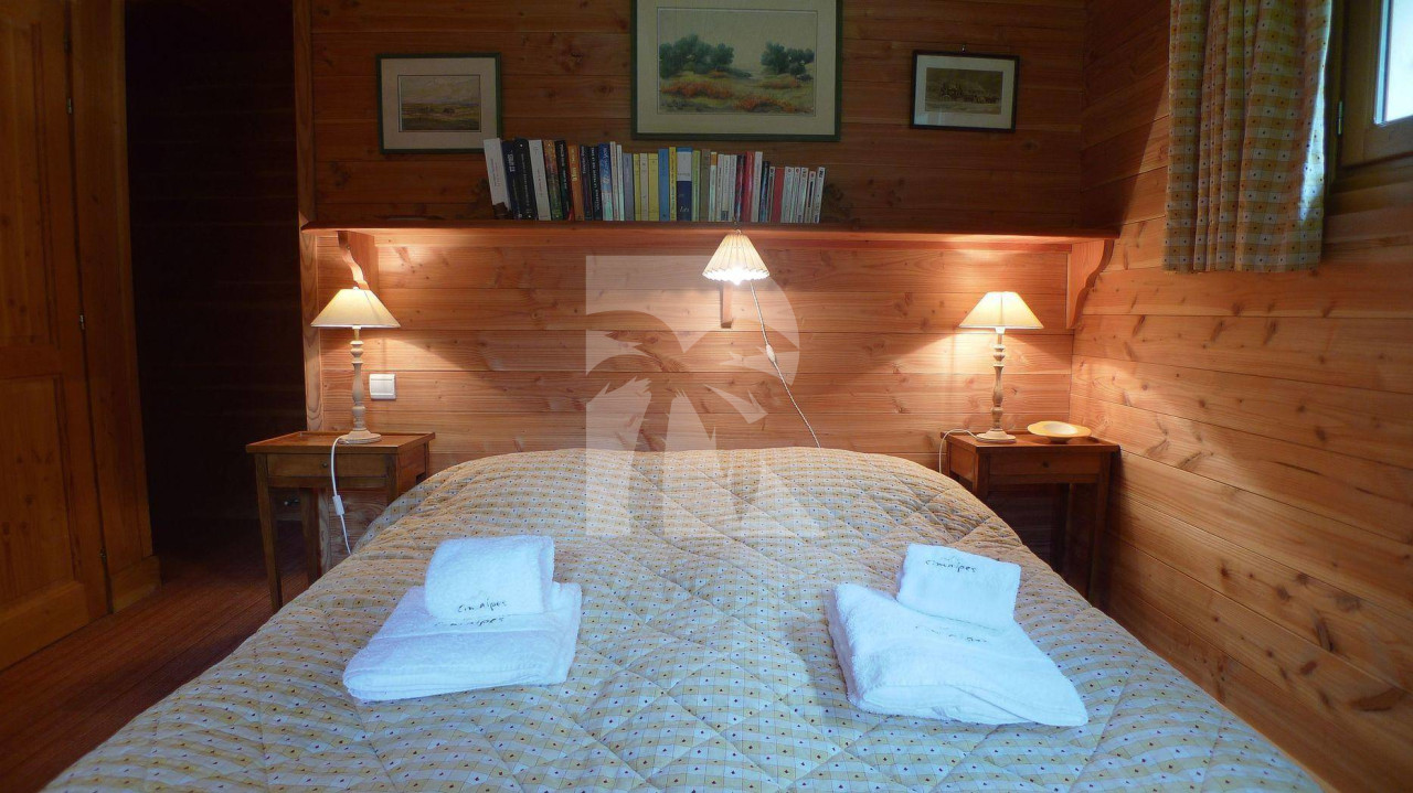 villa in Meribel : Rent this traditional chalet on the slopes for 12 guests in Méribel Le Raffort. - Photo 8